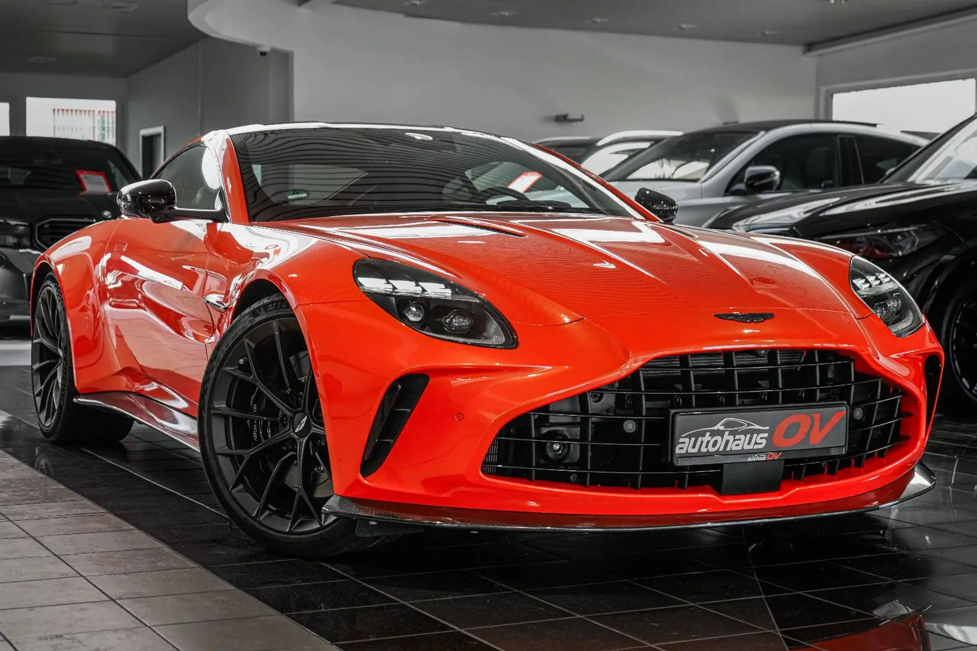 애스턴마틴 V8 Coupe 2025 레드 사진 3