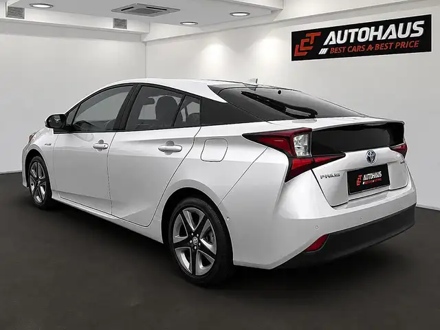 Toyota Prius view 3