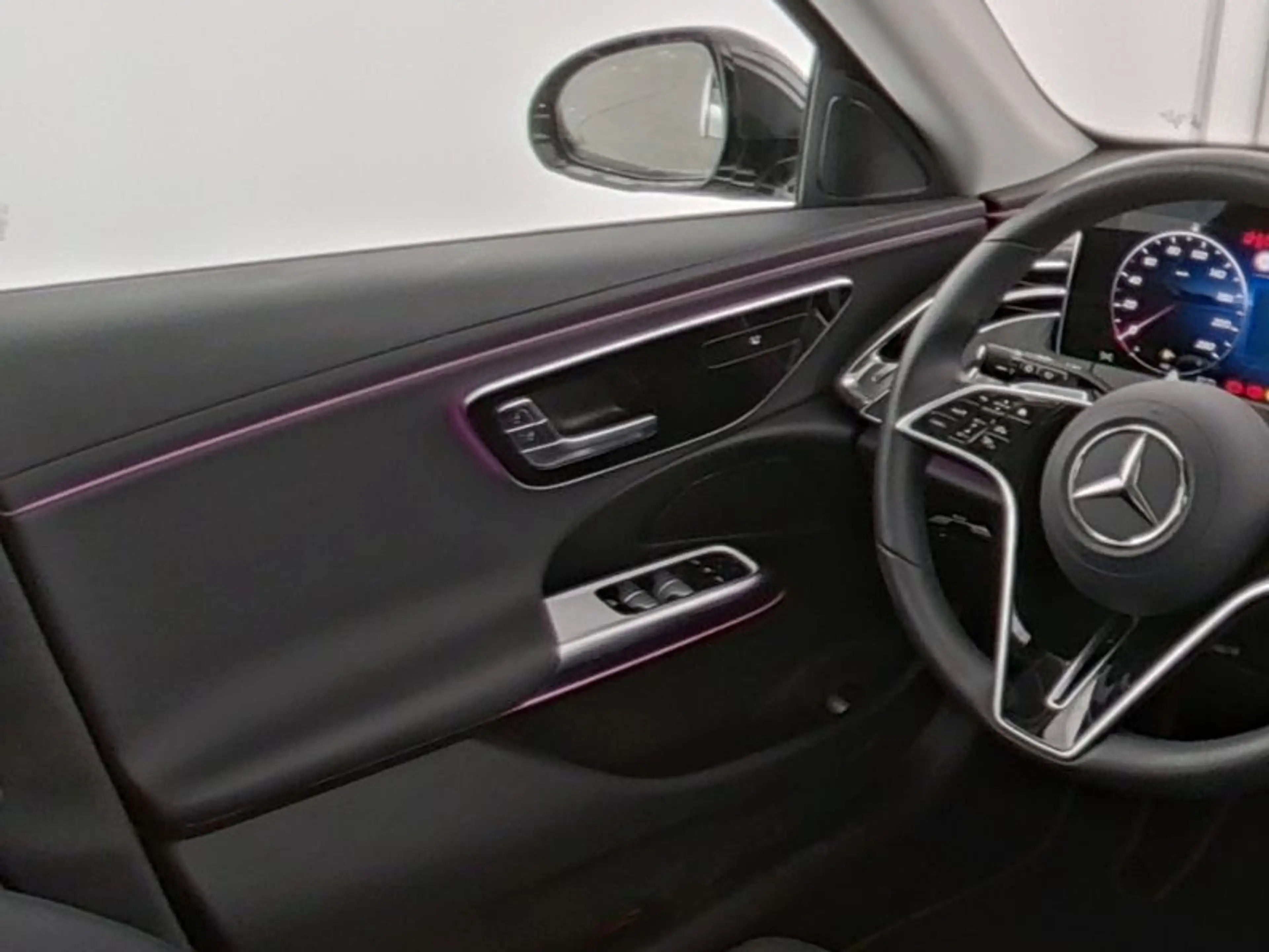Mercedes-Benz E 220 d T PANO/AHK/LED/DIST/WP/RFK/KEYL — photo 4