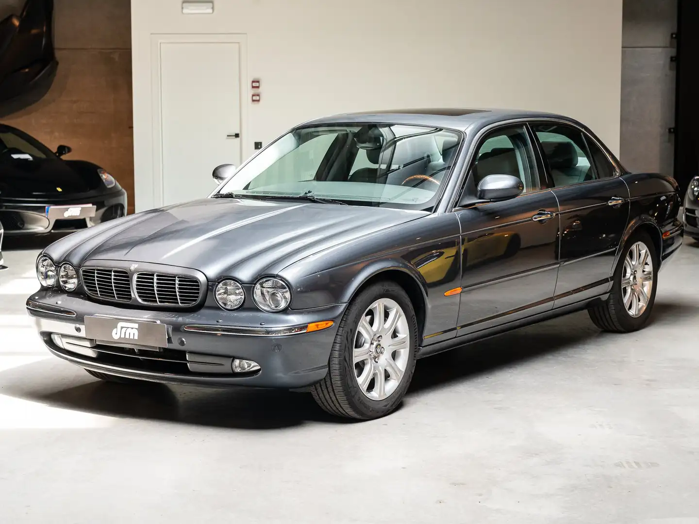 Jaguar XJ8 XJ8 4.2i V8 32v Executive Grijs - 1