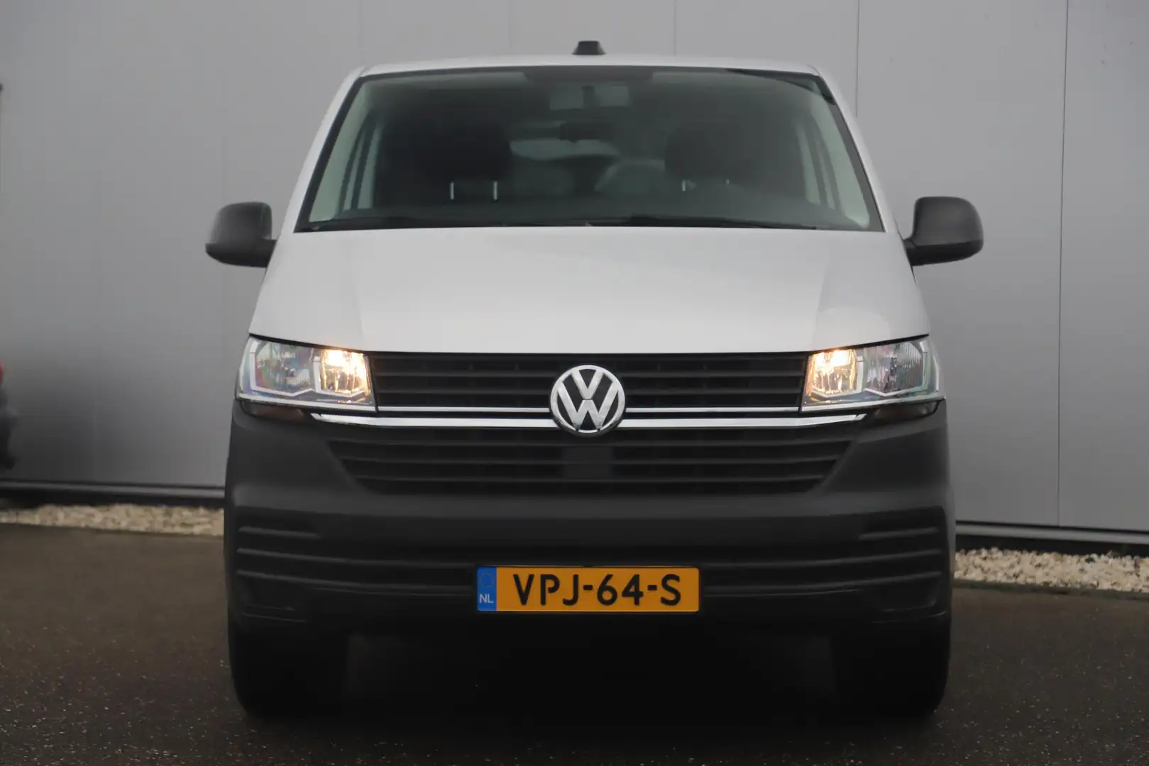 Volkswagen T6.1 Transporter 2.0 TDI L1H1 110PK 18 inch Highline LMV Carplay An Zilver - 2