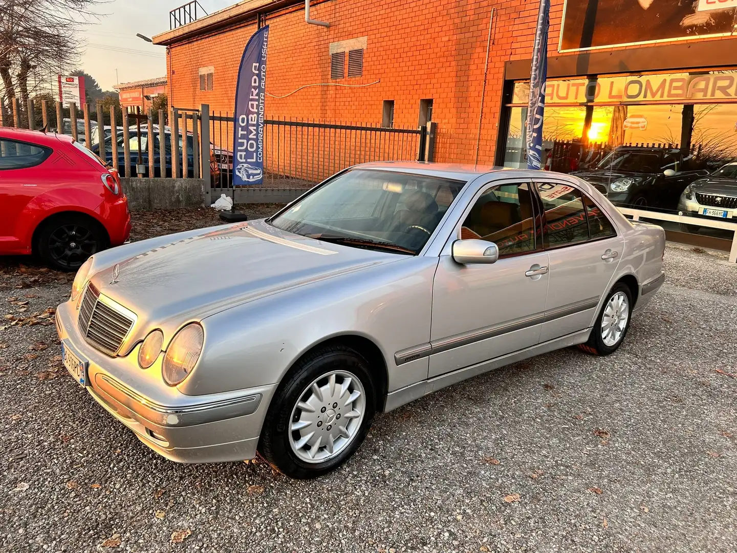 Mercedes-Benz E 200 E 200 k Elegance FL *123.000KM* Gris - 1