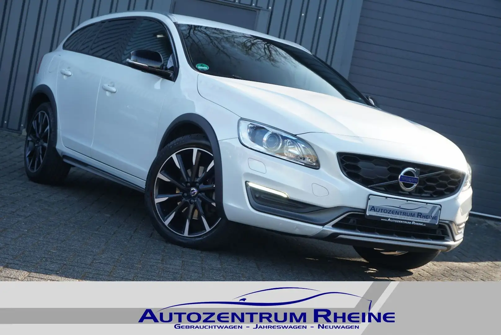 Volvo V60 Cross Country 2.4 AWD ACC RFK AHK StHz SHZ White - 1