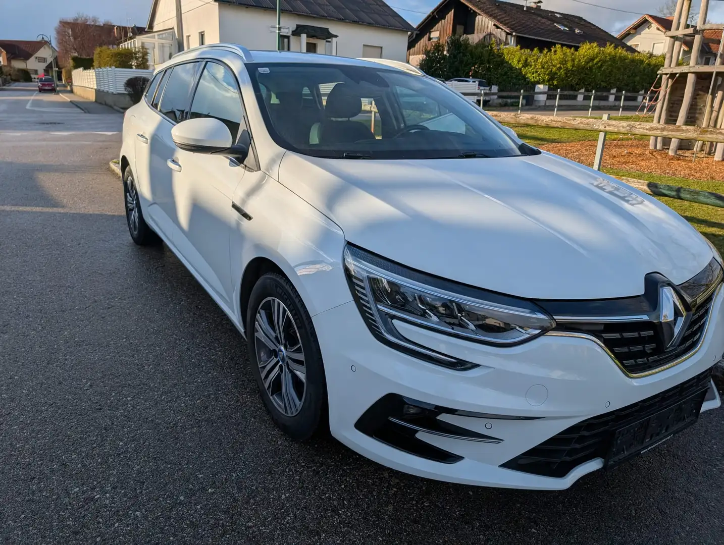 Renault Megane PREISSENKUNG Renault Mégane Grandtour Intens  PHEV Weiß - 1