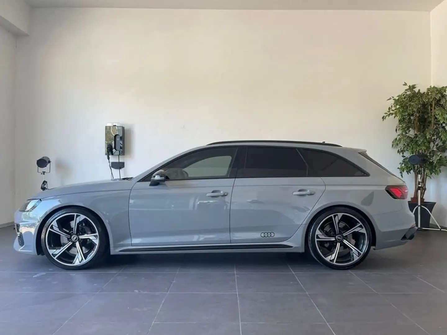 Audi RS4 siva - 2