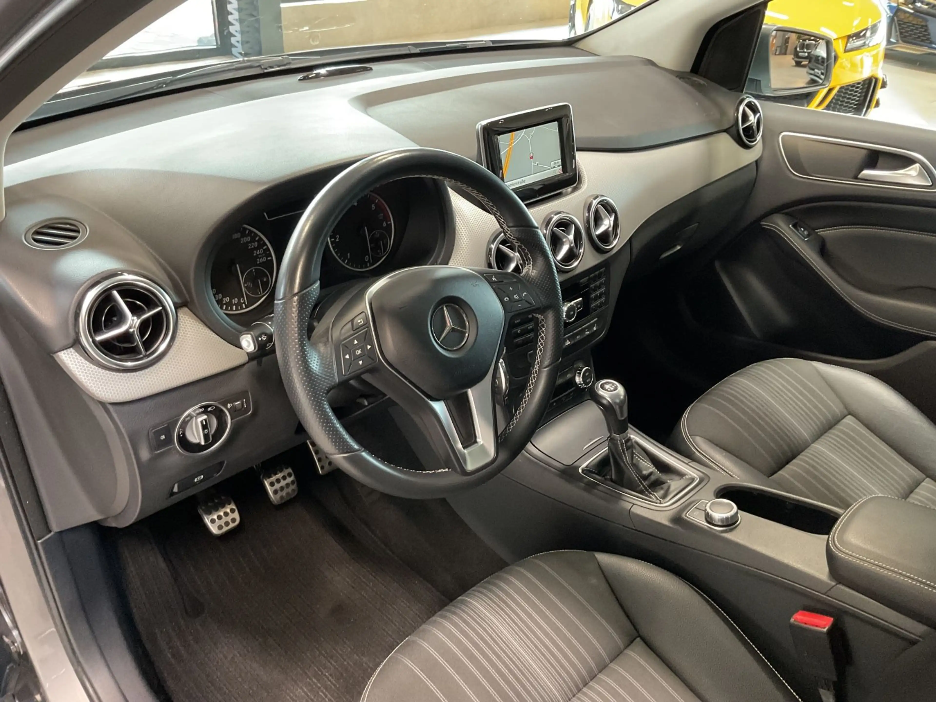 Mercedes-Benz B 200 CDI Sportpaket Navi Teilleder Sitzh. 17" — photo 8
