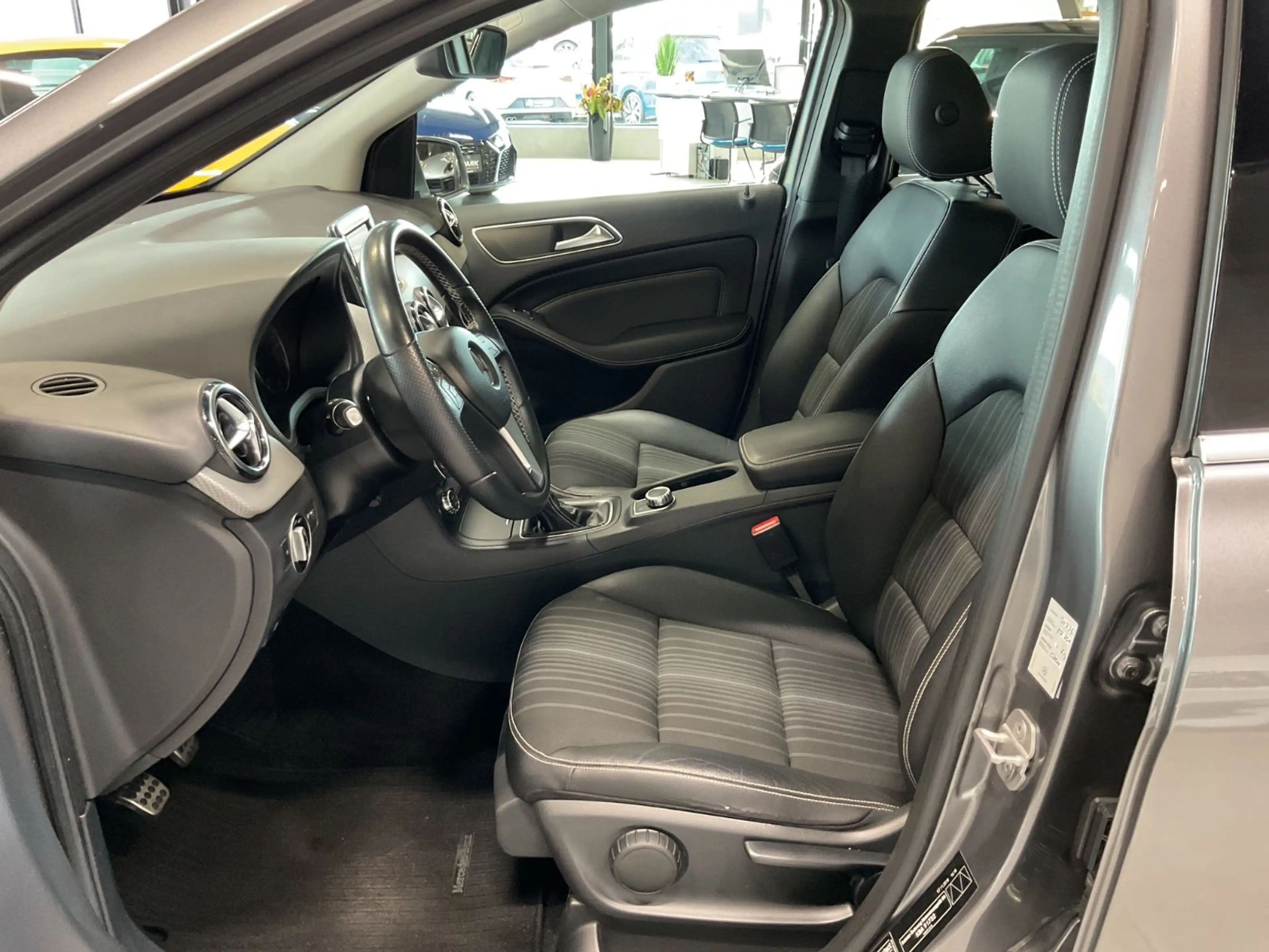 Mercedes-Benz B 200 CDI Sportpaket Navi Teilleder Sitzh. 17" — photo 7
