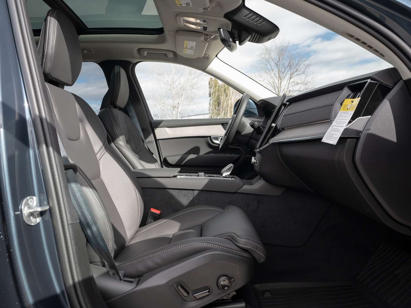 2026 Volvo XC90 B6 ULTRA BRIGHT THEME alt 3