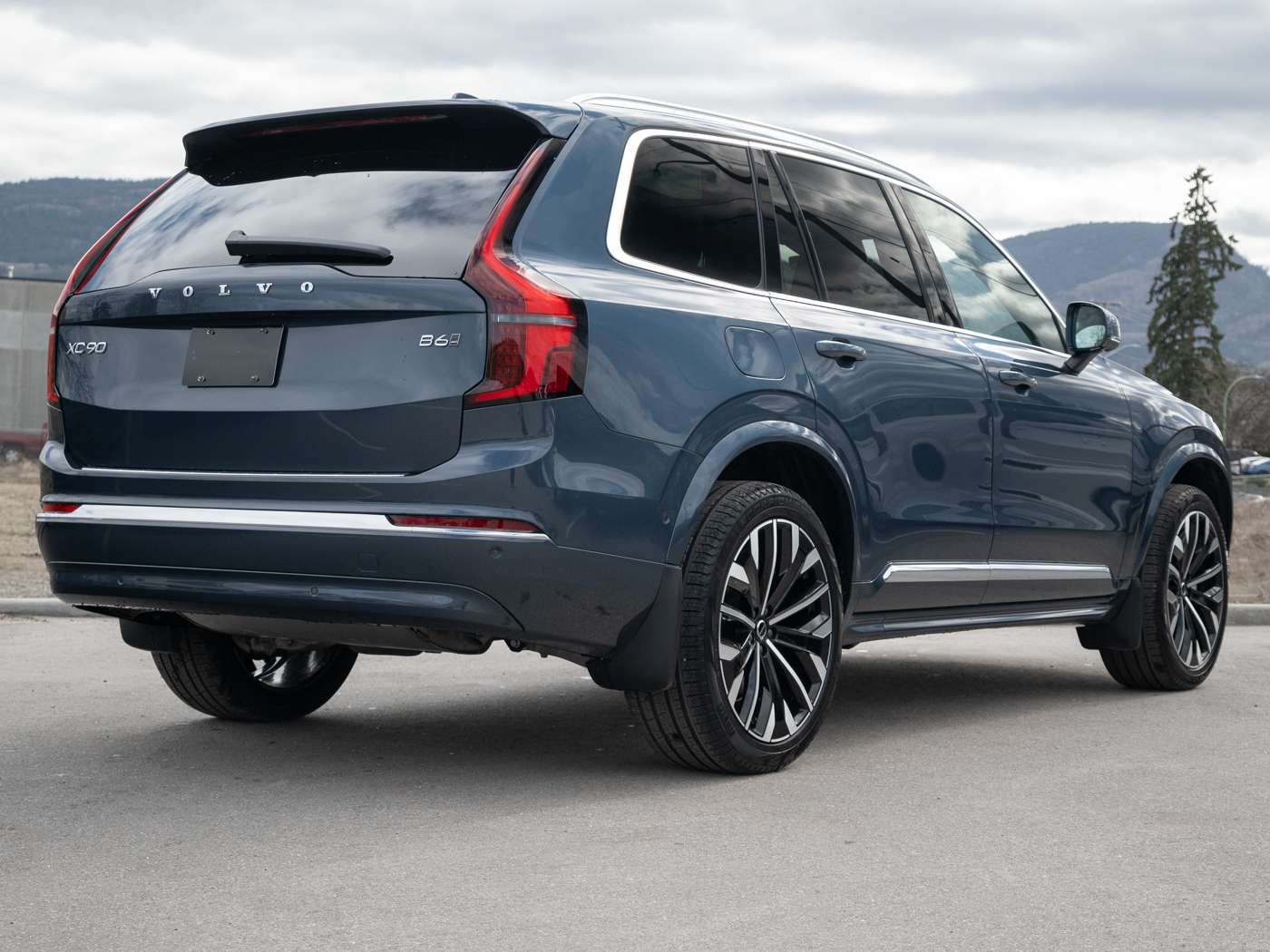 2026 Volvo XC90 B6 ULTRA BRIGHT THEME alt 2
