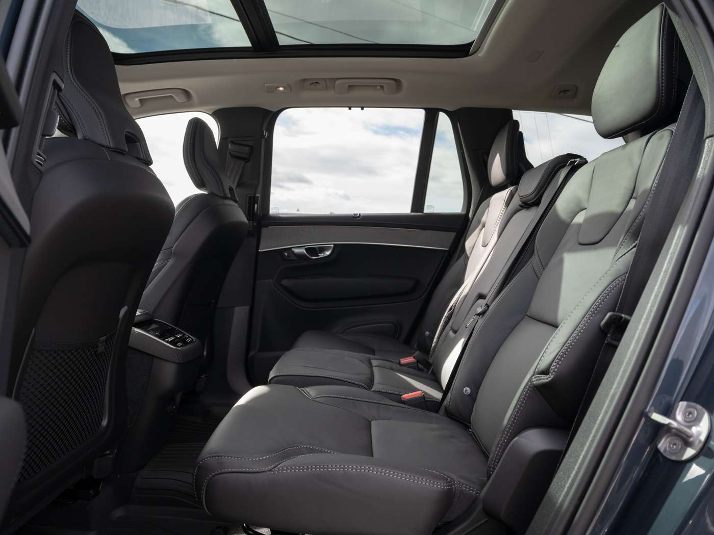 2026 Volvo XC90 B6 ULTRA BRIGHT THEME alt 5