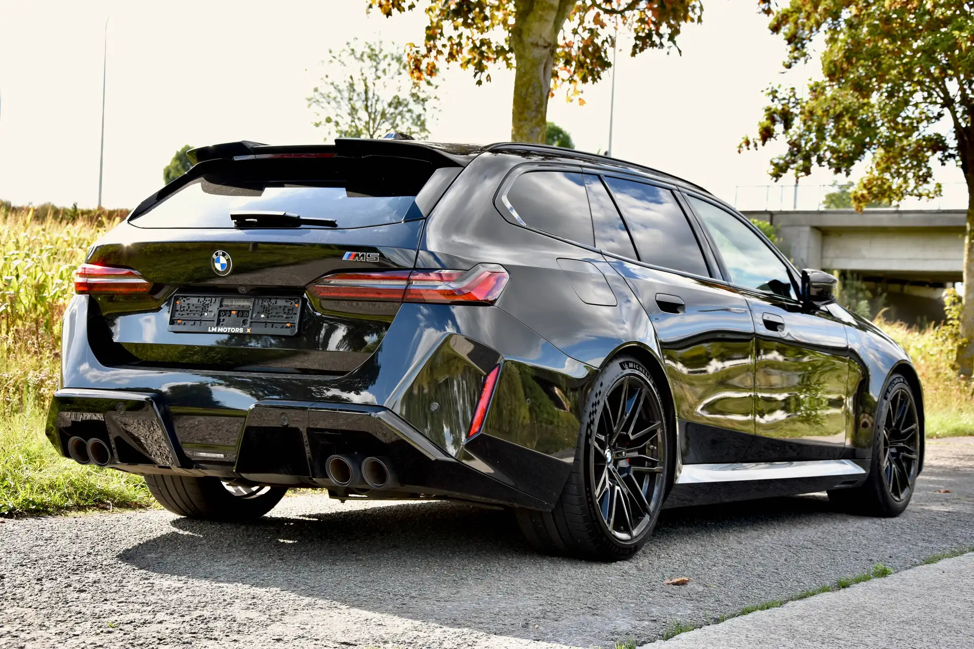 BMW M5 Touring 2025 검정 사진 2