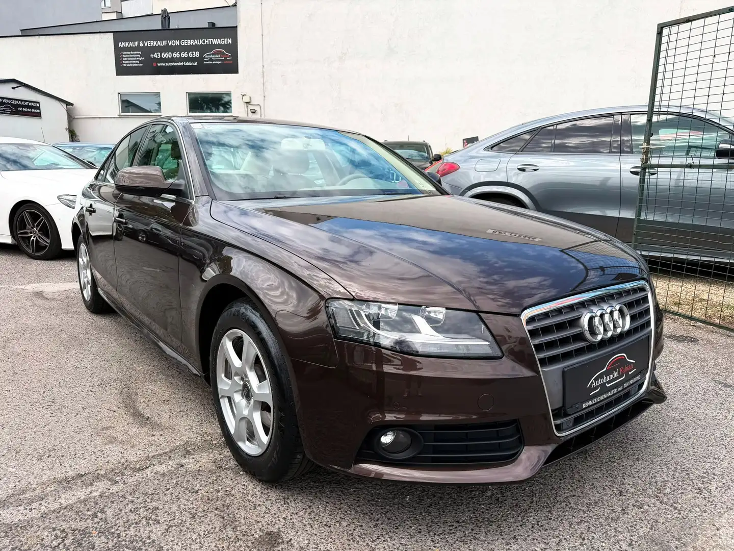 Audi A4 1,8 TFSI 120PS mit Parksensoren vorn+hinten Braun - 1