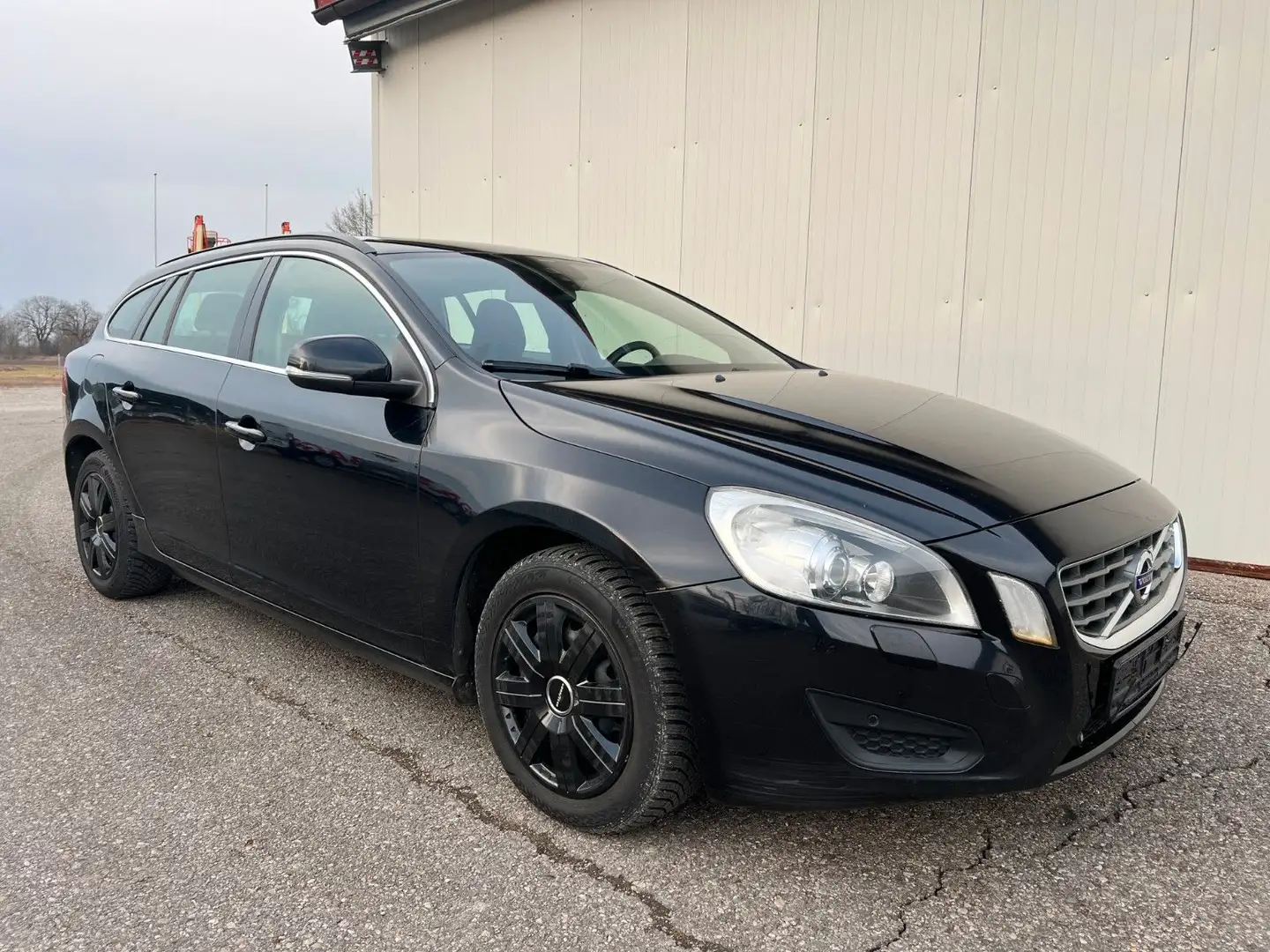 Volvo V60 Kombi D4 Momentum *AHK*NAVI*BI-XENON*PDC* Zwart - 2