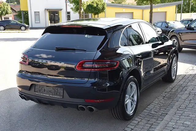 Porsche Macan view 3
