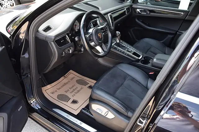 Porsche Macan view 4