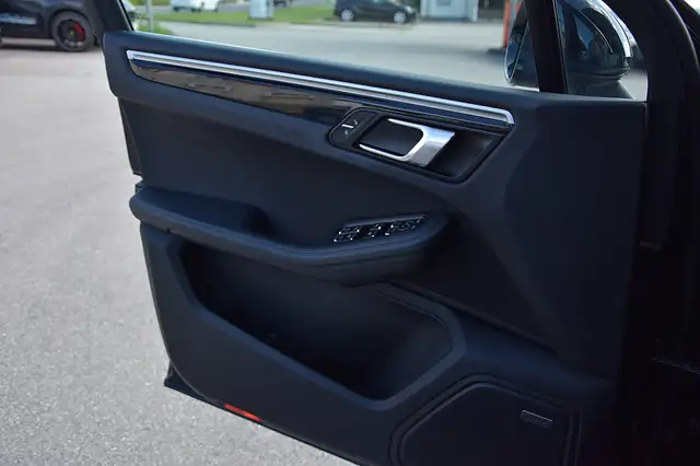 Porsche Macan view 11