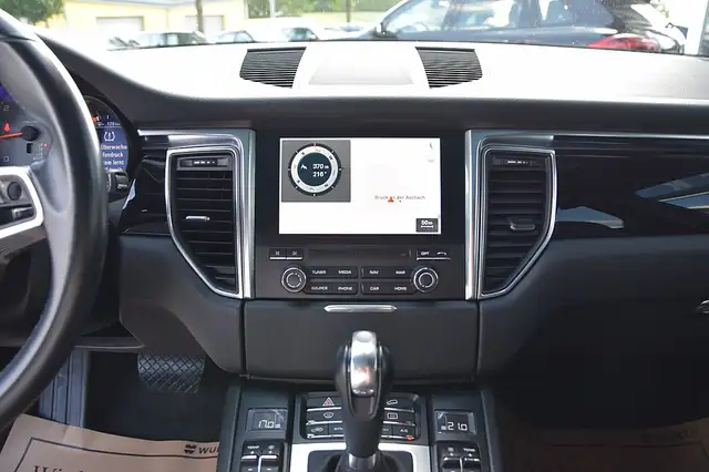 Porsche Macan view 9