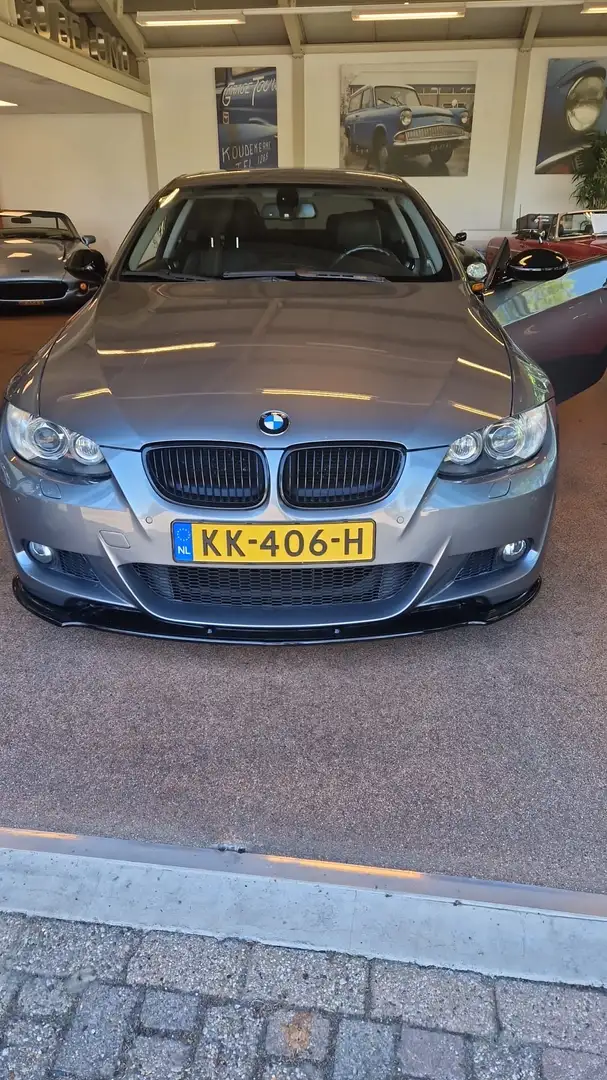 BMW 330 325i Introduction AUT. / M-PAKKET / PANO DAK Šedá - 2