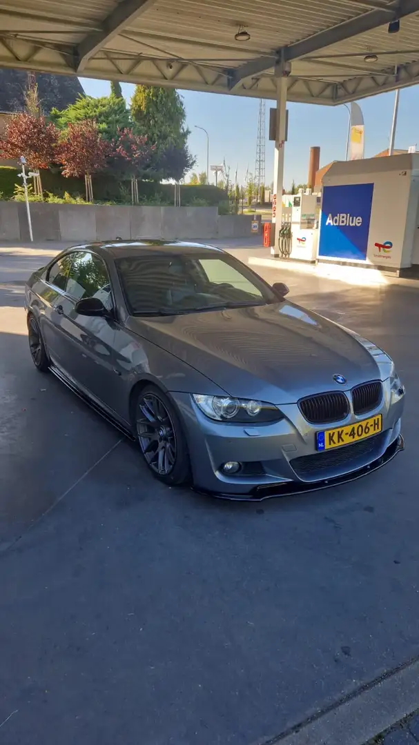 BMW 330 325i Introduction AUT. / M-PAKKET / PANO DAK Šedá - 1