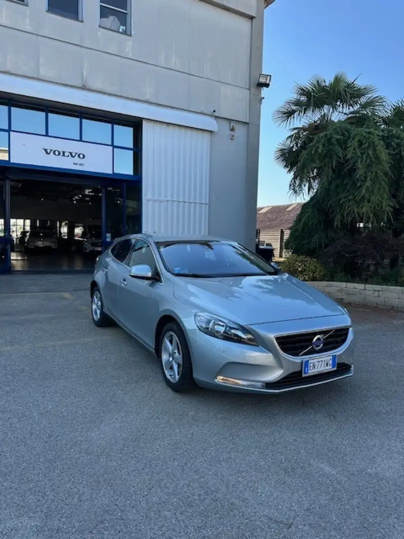 Volvo V40 D3 Geartronic Momentum Silver - 1