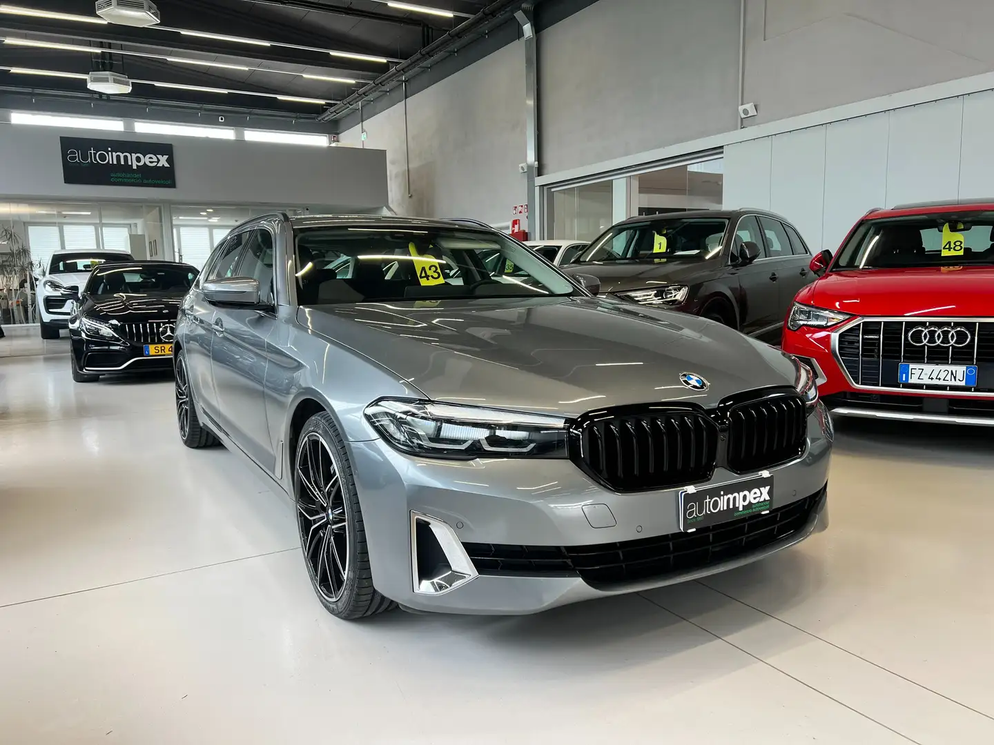 BMW 530 530d Touring mhev 48V xdrive LUXURY auto Grijs - 1