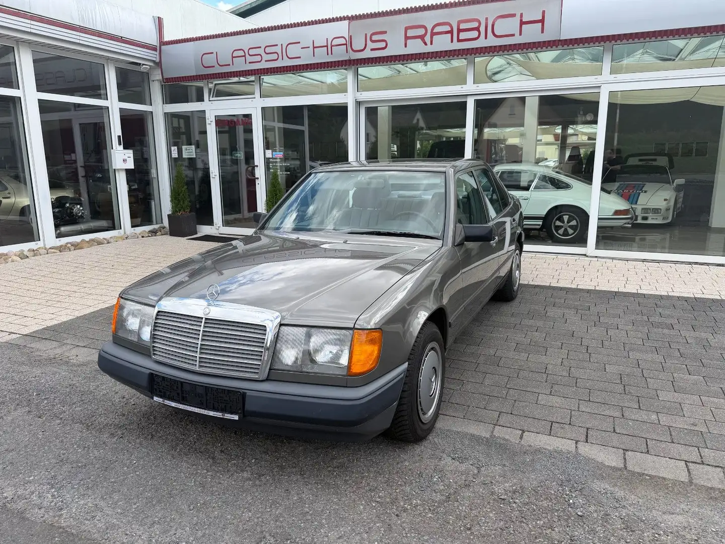 Mercedes-Benz 260 E H-Zulassung Grau - 1