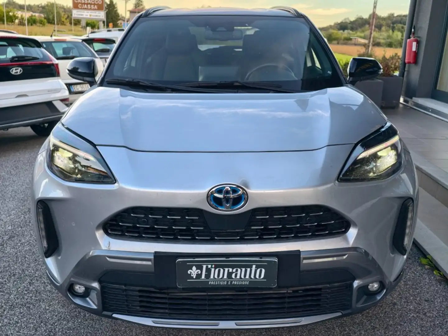 Toyota Yaris Cross 1.5 Hybrid AWD-i Lounge 4x4 Grigio - 1