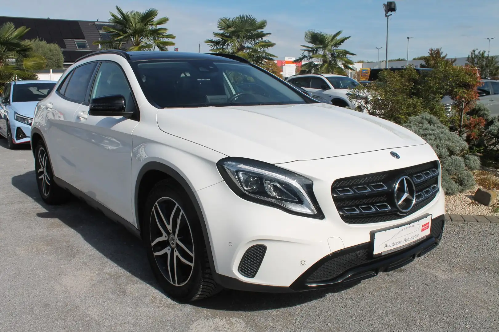 Mercedes-Benz GLA 180 GLA, Navi, LED, Panoramadach, Kamera Weiß - 1