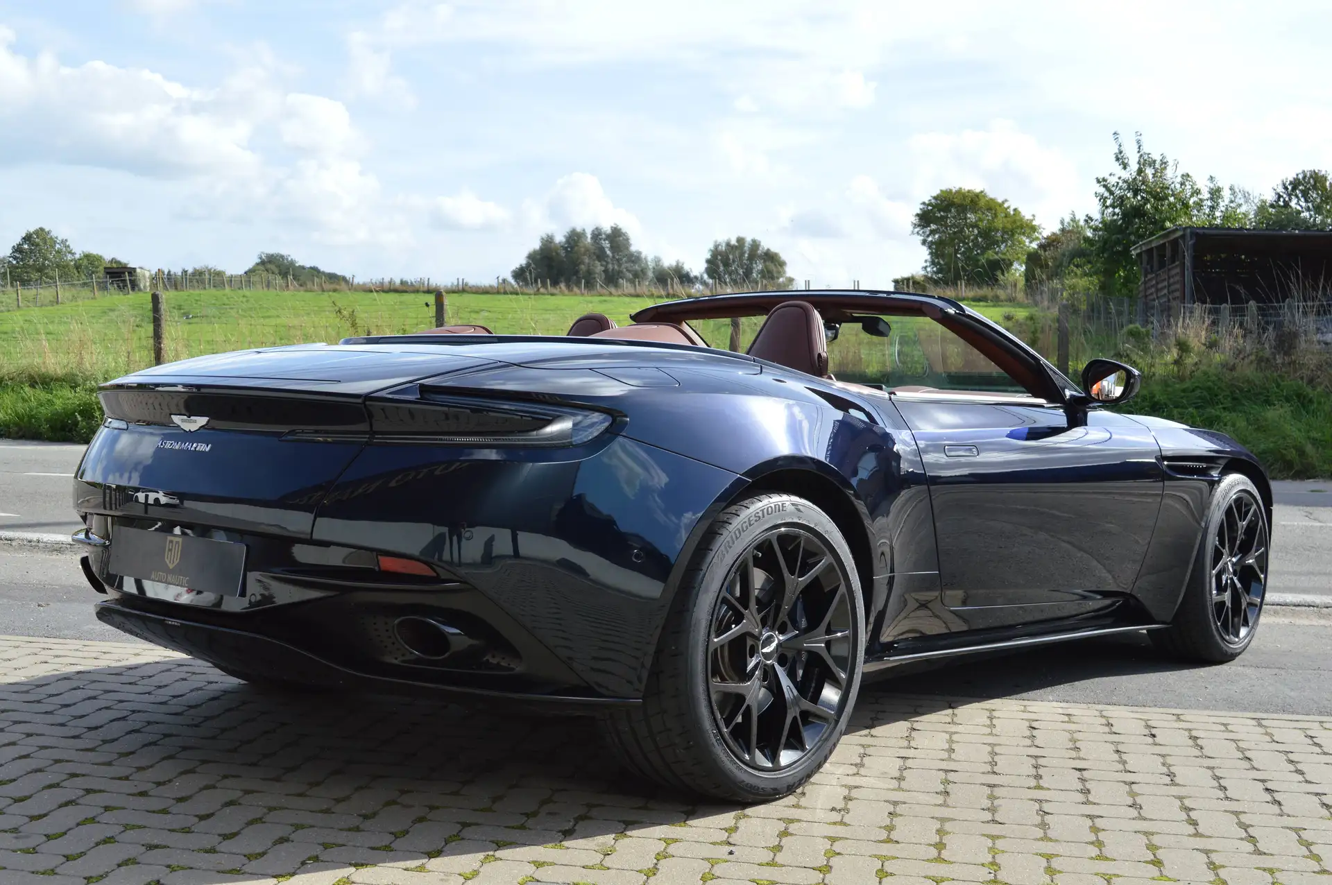 애스턴마틴 DB11 V8 2018 블랙 사진 3