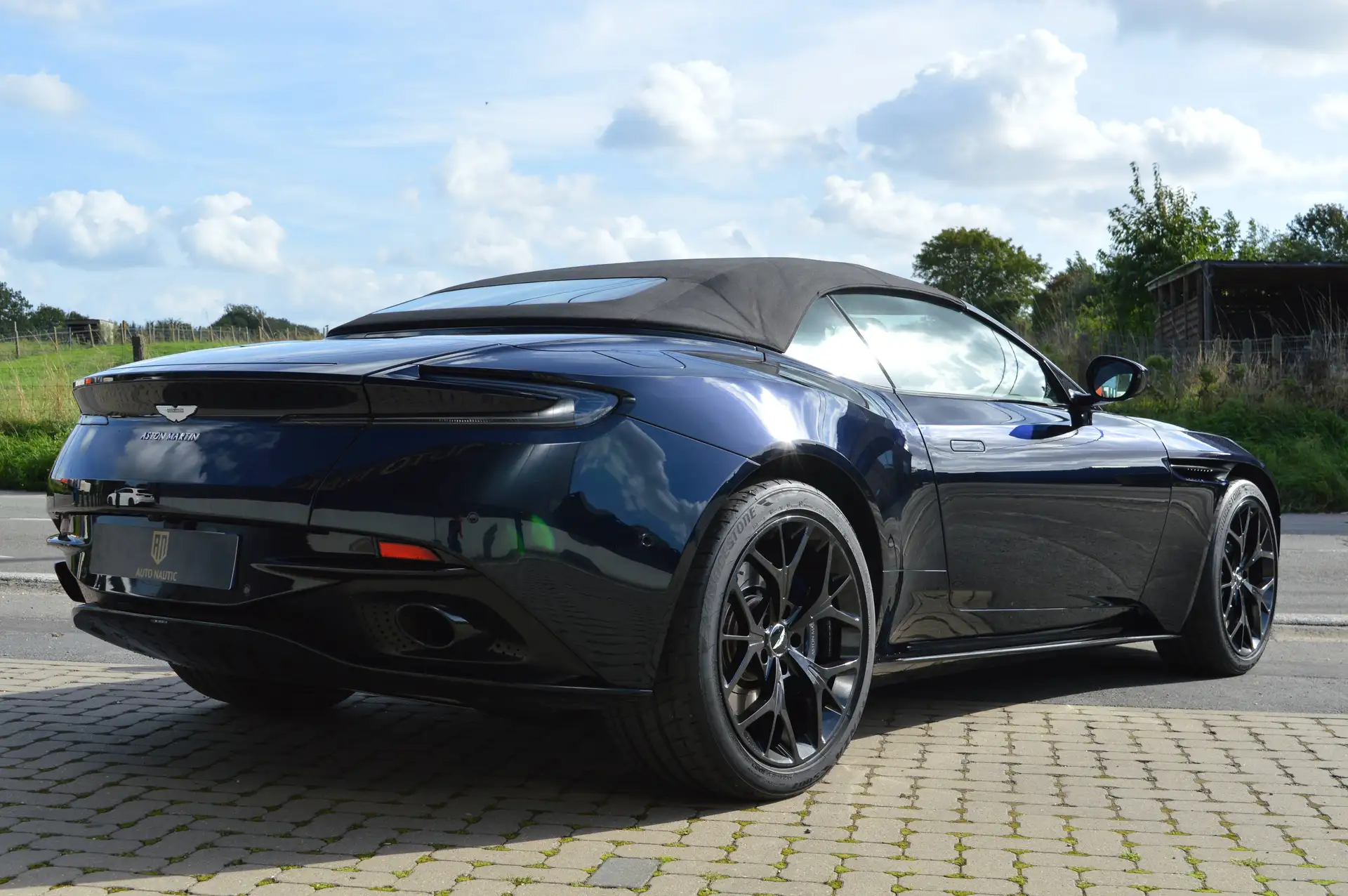 애스턴마틴 DB11 V8 2018 블랙 사진 5