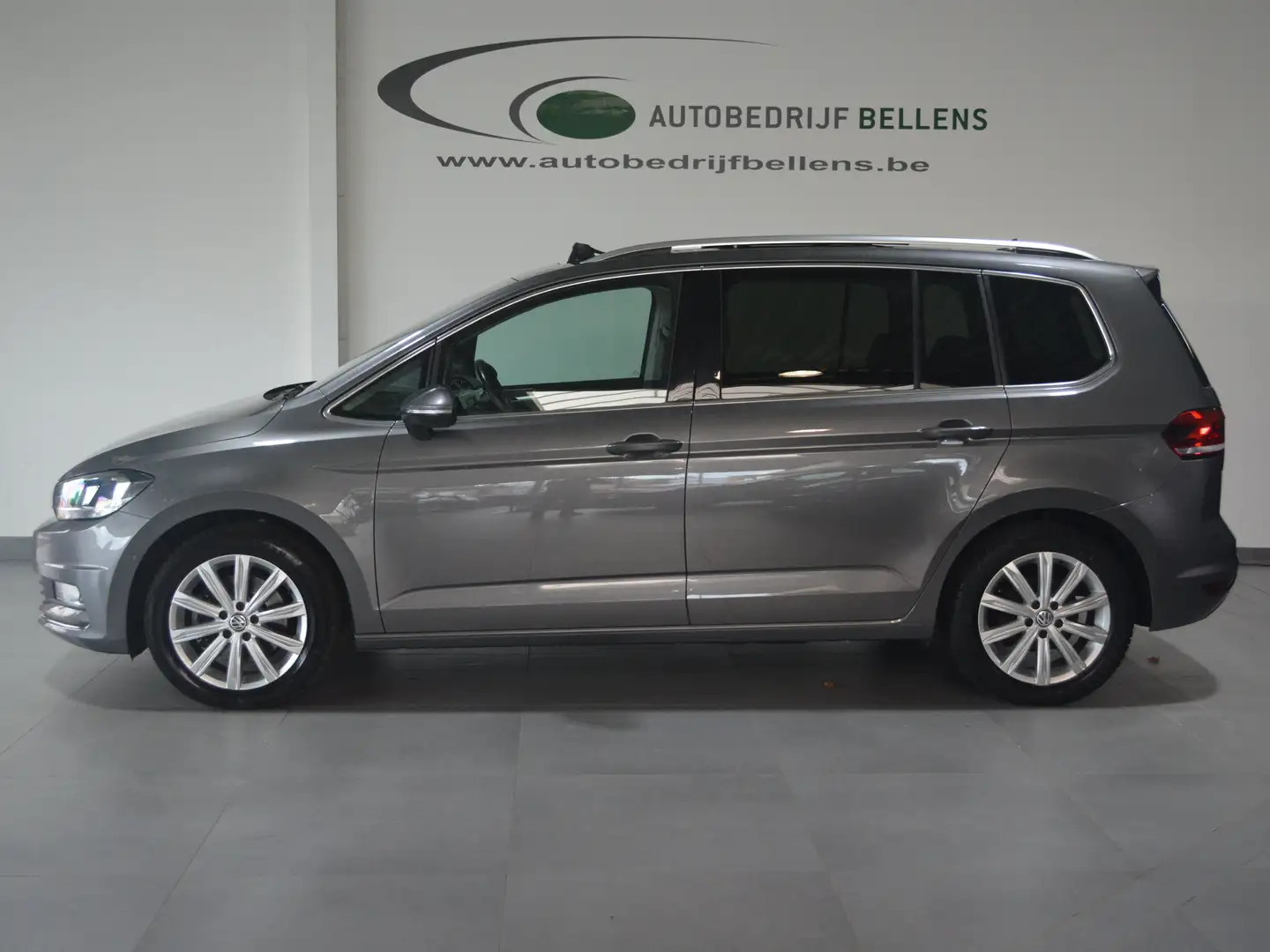 Volkswagen Touran 1.6 TDi SCR Highline DSG / 7-ZITPL. / NAVI + CAM Gris - 1
