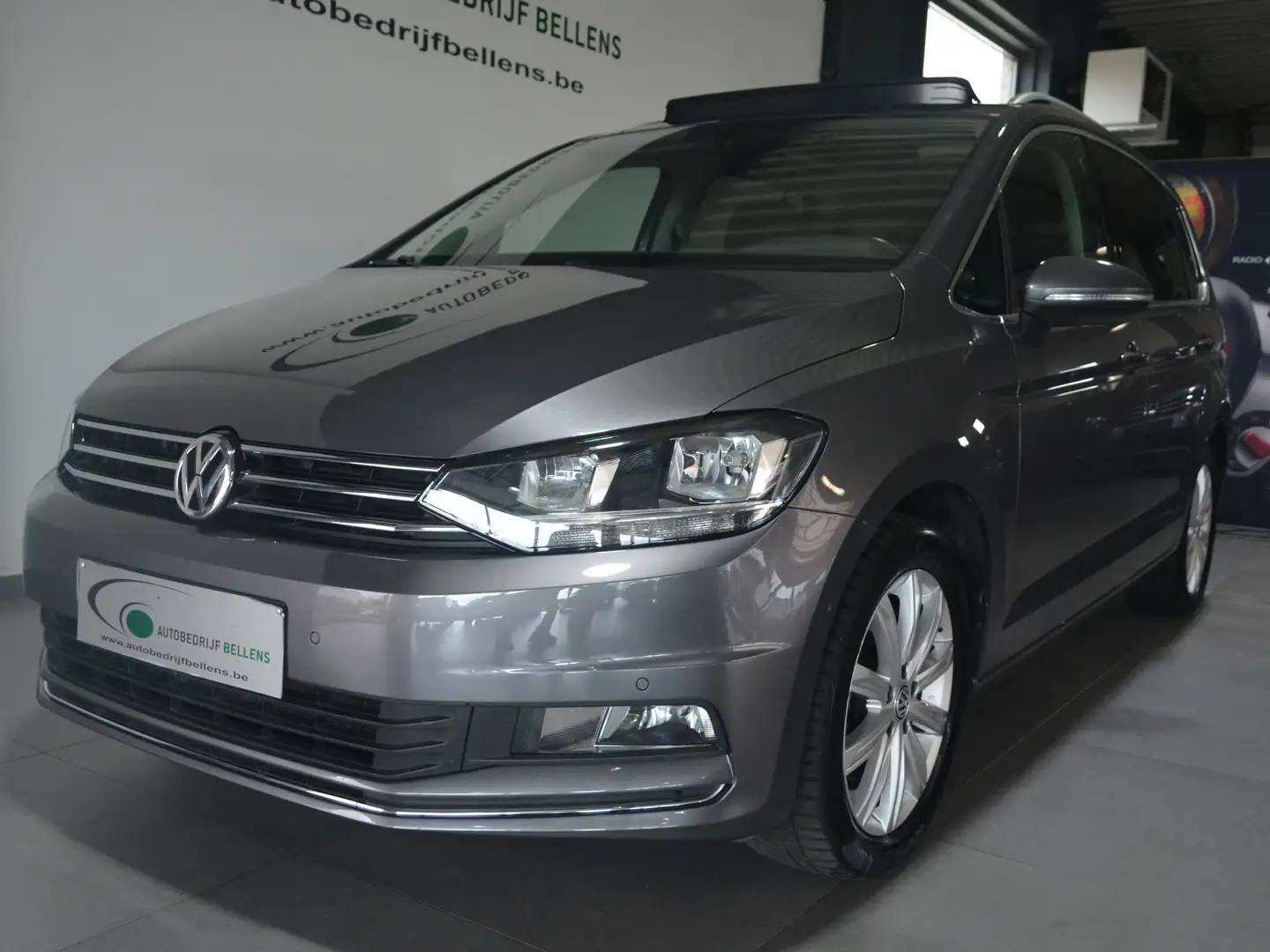 Volkswagen Touran 1.6 TDi SCR Highline DSG / 7-ZITPL. / NAVI + CAM Gris - 2
