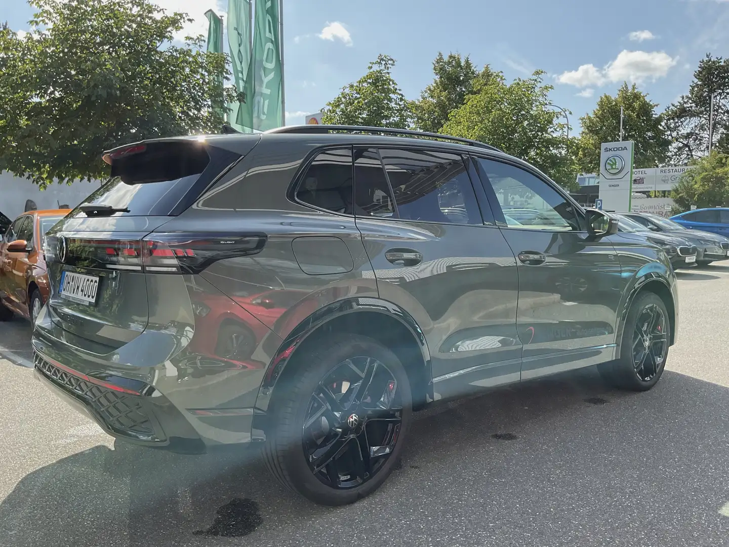 Volkswagen Tiguan R-Line 1,5 l eHybrid Panorama Navi LED Grün - 2