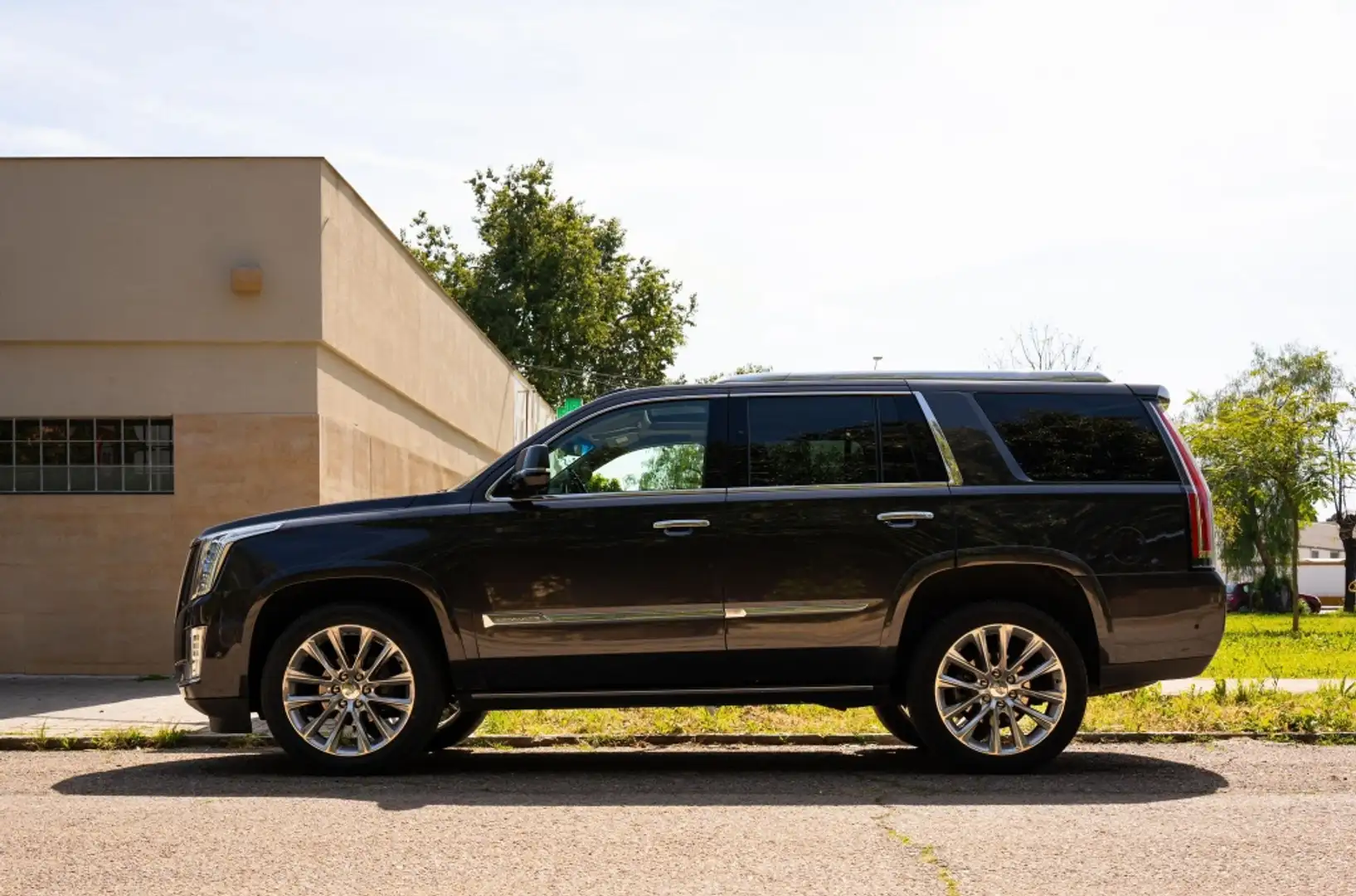 Cadillac Escalade crna - 2