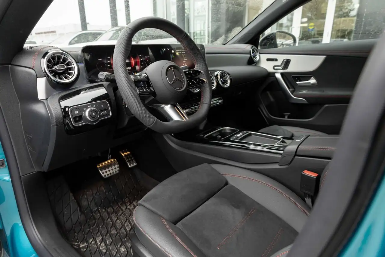 Mercedes-Benz CLA снимка Mercedes-Benz CLA