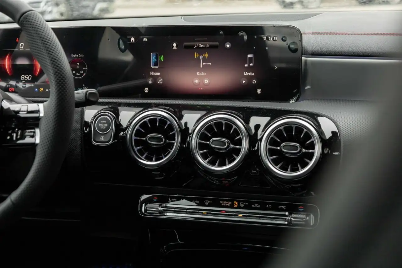 Mercedes-Benz CLA снимка Mercedes-Benz CLA