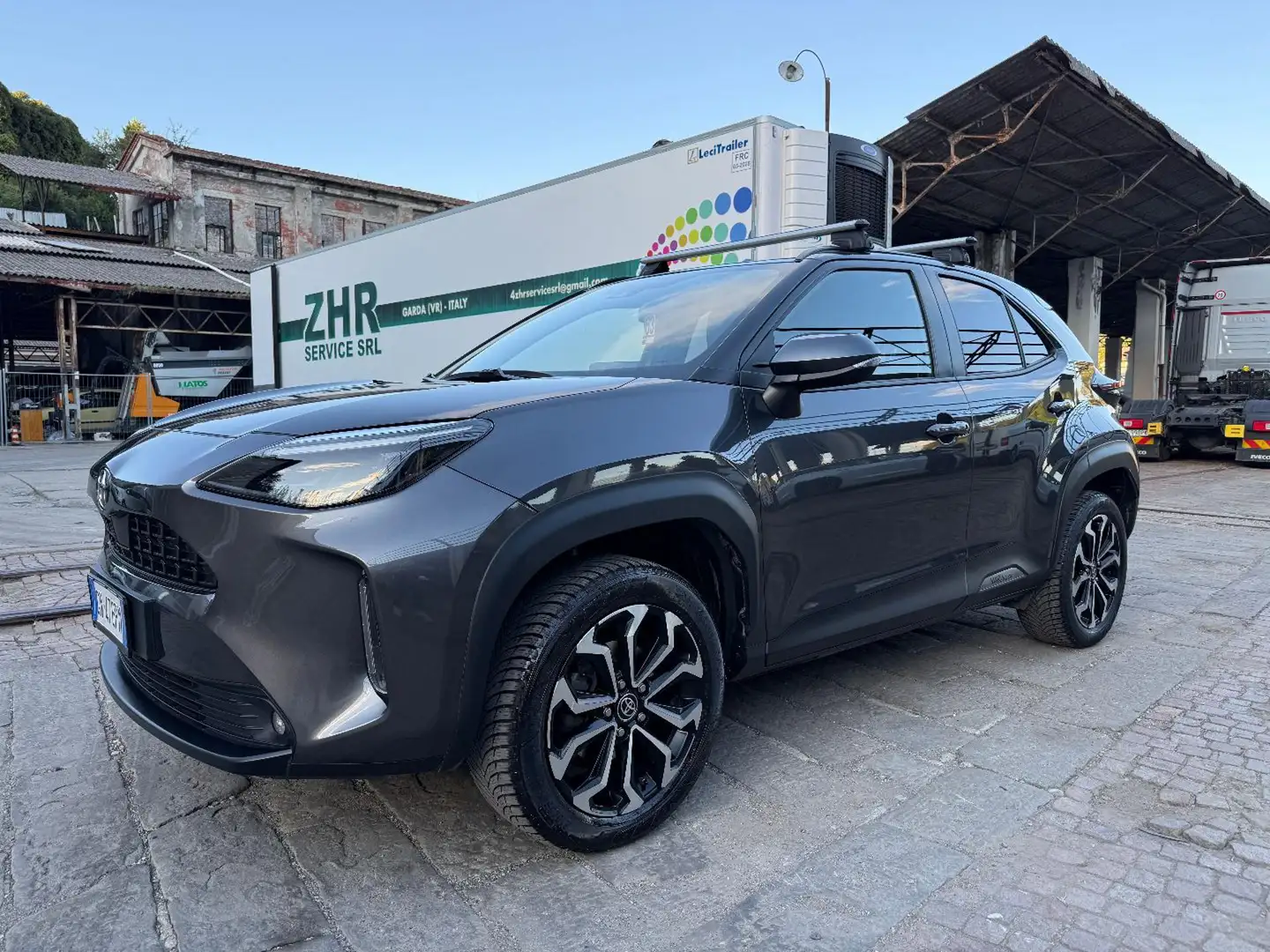 Toyota Yaris Cross 1.5 Hybrid 5p. E-CVT AWD-i Lounge Gris - 2