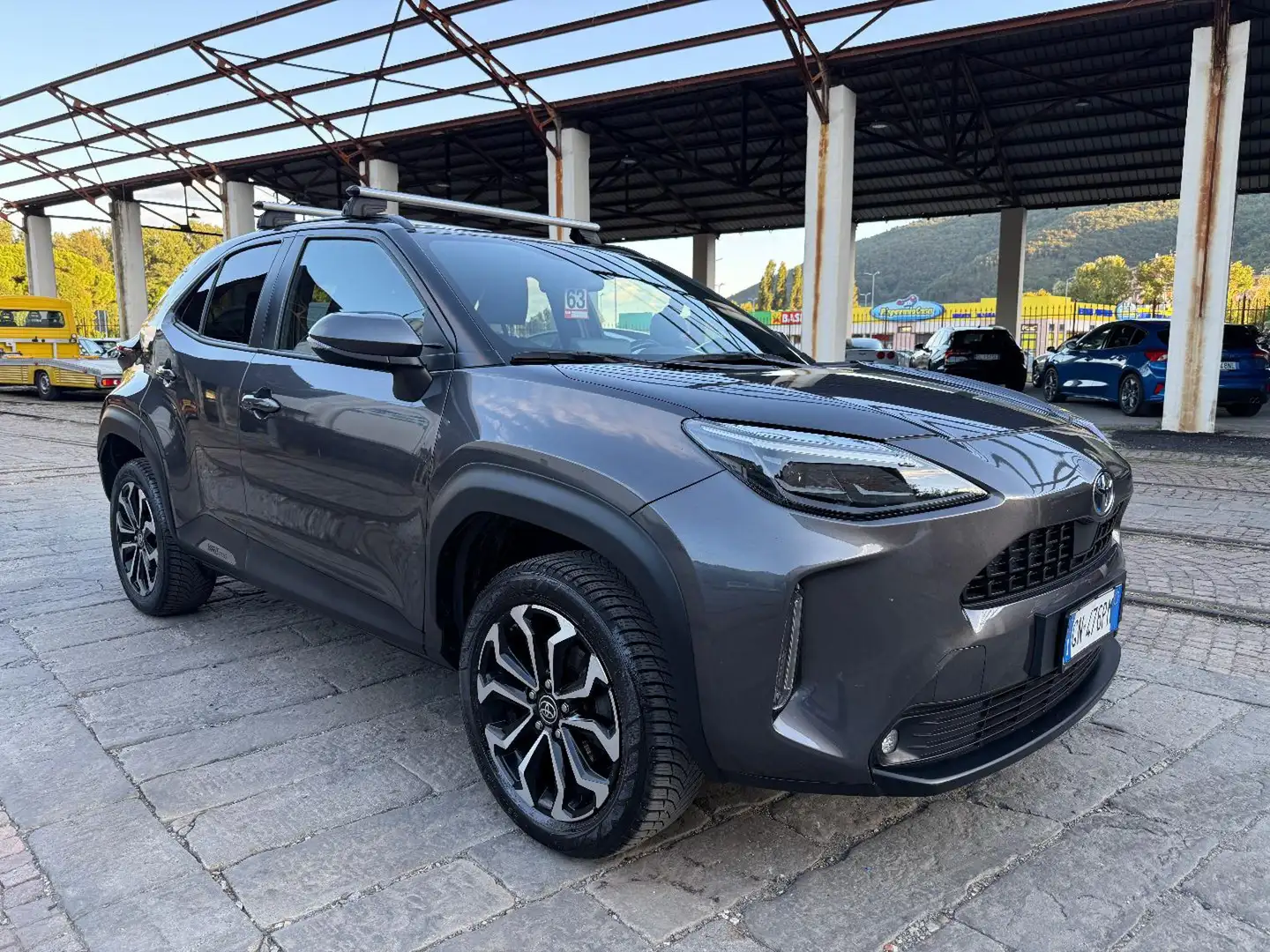 Toyota Yaris Cross 1.5 Hybrid 5p. E-CVT AWD-i Lounge Gris - 1