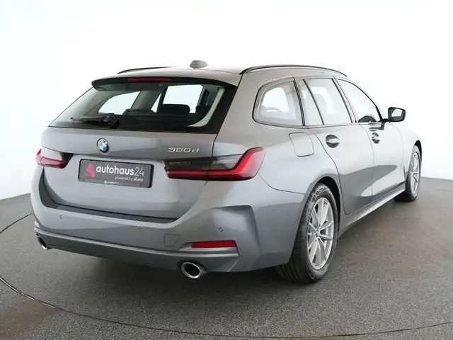 BMW 3 Series view 5