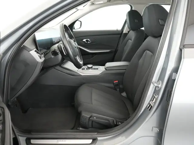 BMW 3 Series view 8