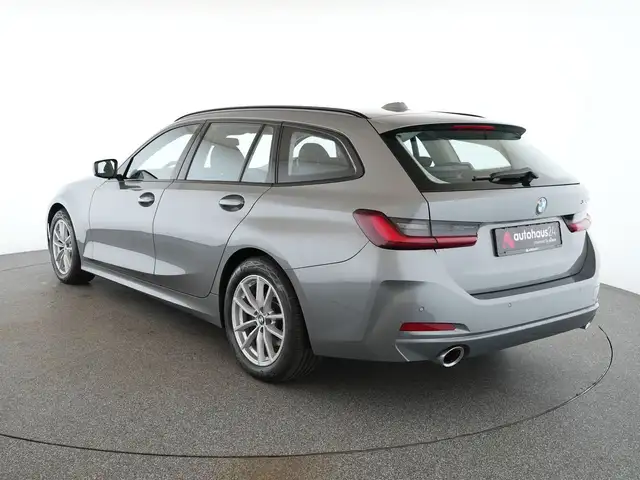BMW 3 Series view 4