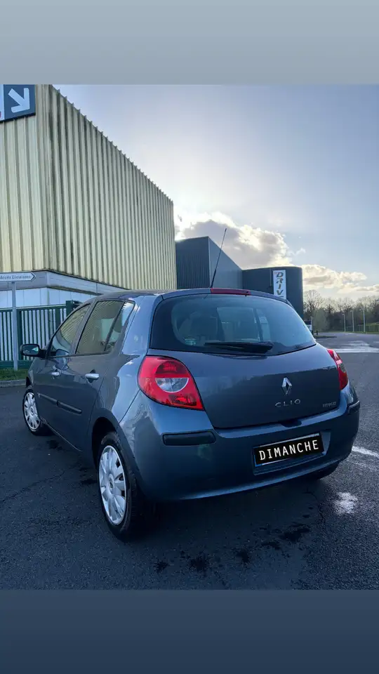 Renault Clio Citadine 3 portes — photo 2