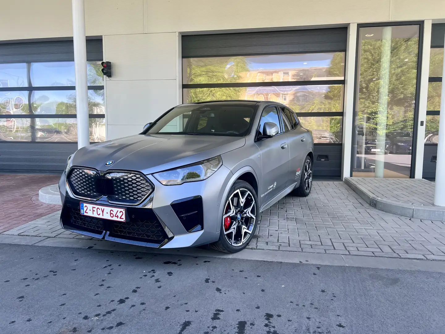 BMW iX2 66.5 kWh xDrive30 Gris - 1