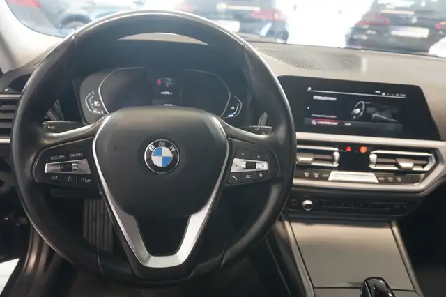 BMW 3 Series view 11