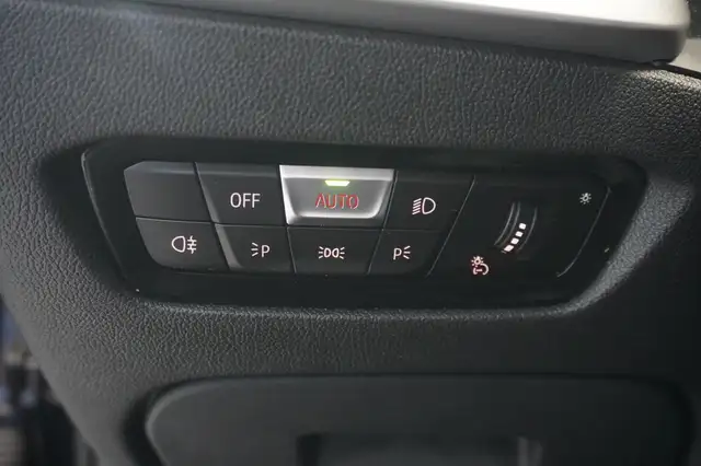 BMW 3 Series view 14