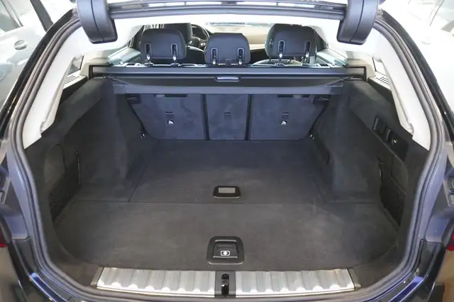 BMW 3 Series view 10