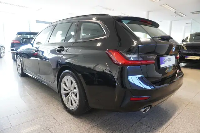 BMW 3 Series view 4