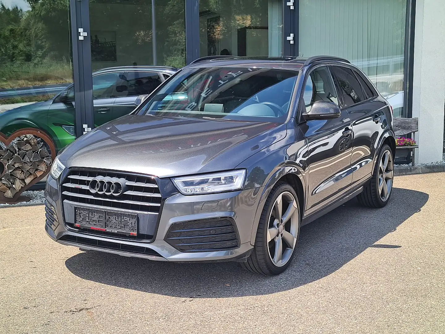 Audi Q3 2,0 TDI Sport quattro S-tronic/ S - Line Grau - 2