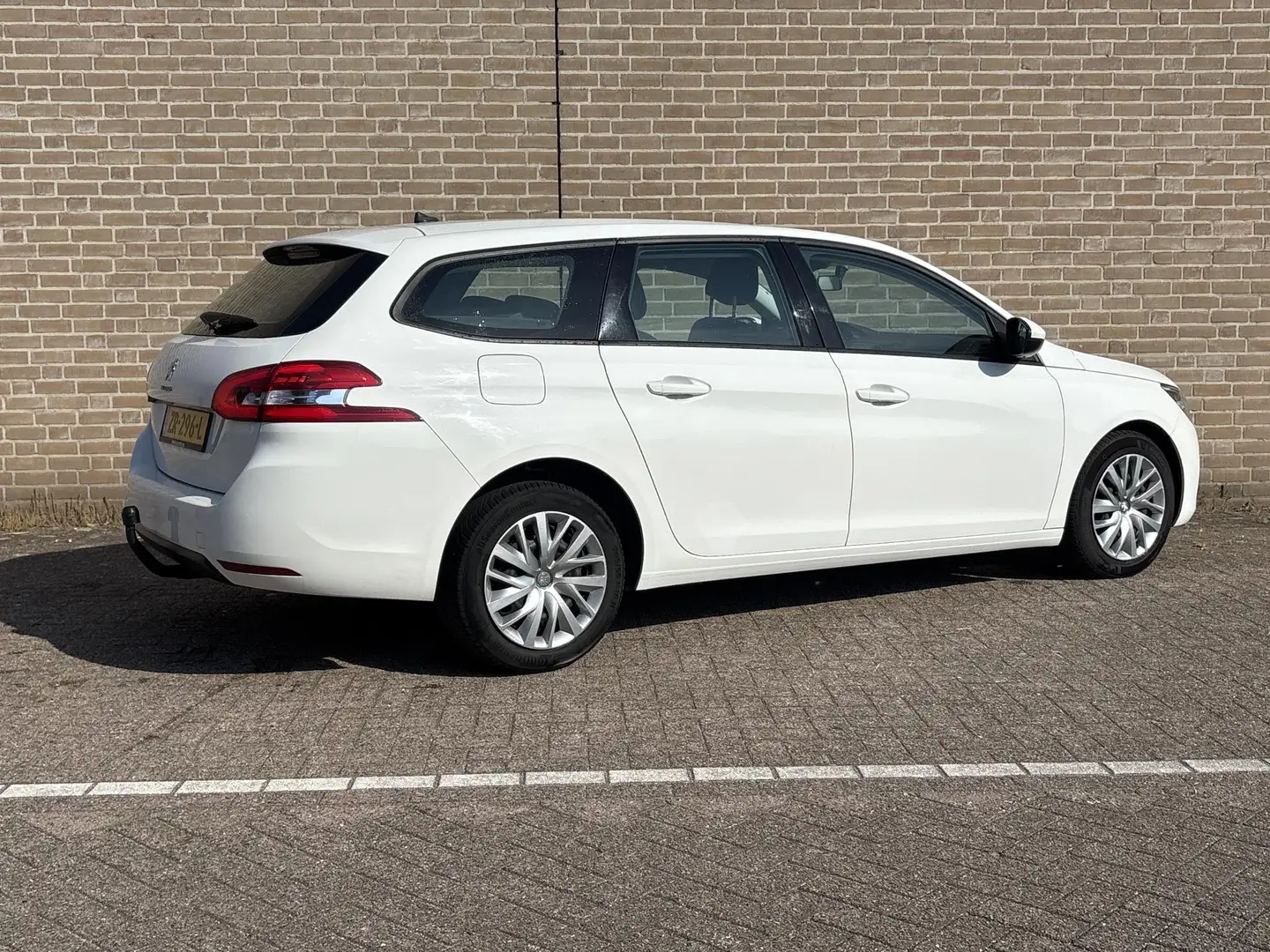 Peugeot 308 SW 1.5 BlueHDi Blue Lease | € 4.950,- NETTO! | Cru Wit - 2