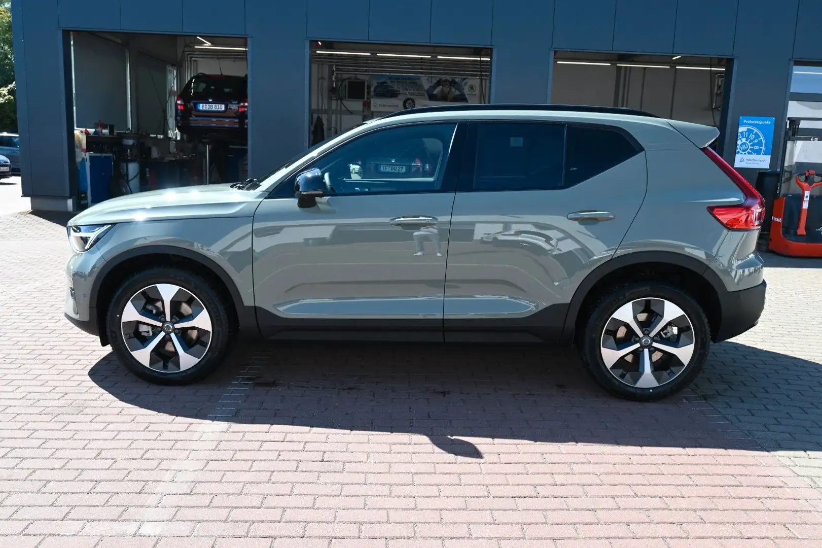 Volvo XC40 B4 DKG Plus Dark*FSHZG*360°*ACC*Allwetter Grün - 2